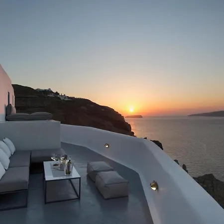 Romantic Santorini Escape Akrotírion